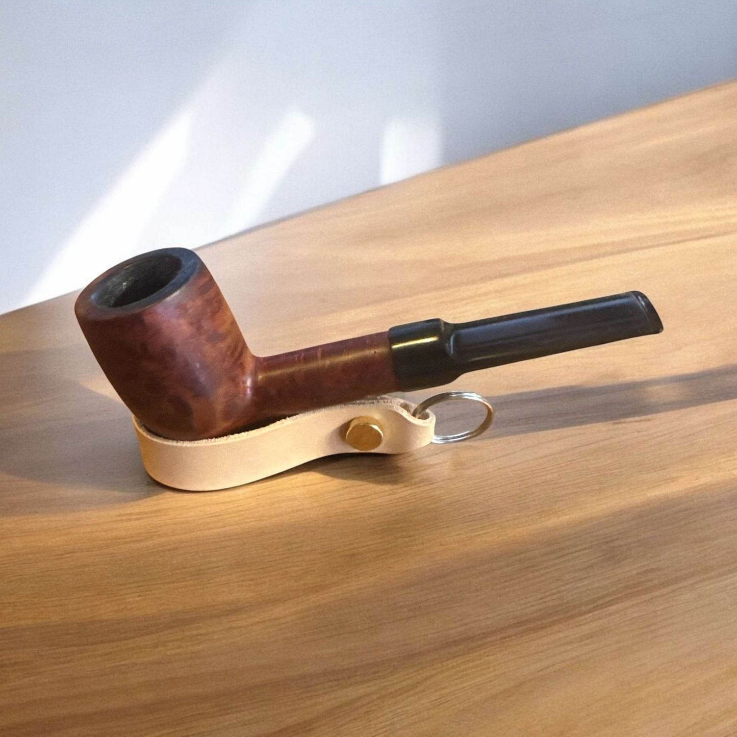 Pipställ med Nyckelring i Läder – Elegant och Praktiskt Förvaring av Din Pipa - Pipe-Shop.se