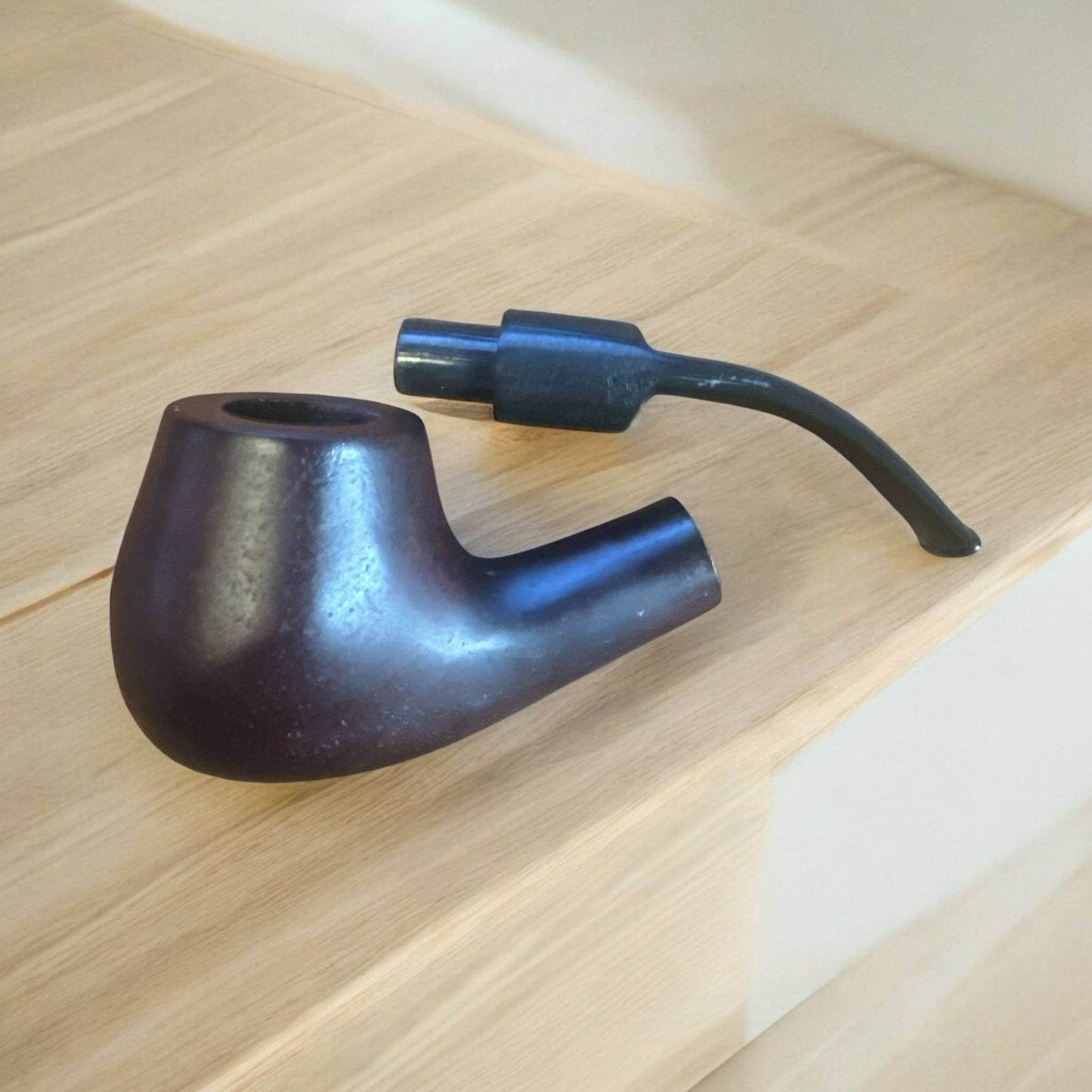 Brandy Träpipa – Rödbrun Matt | Halvböjd Tobakspipa i Klassisk Design - Pipe-Shop.se