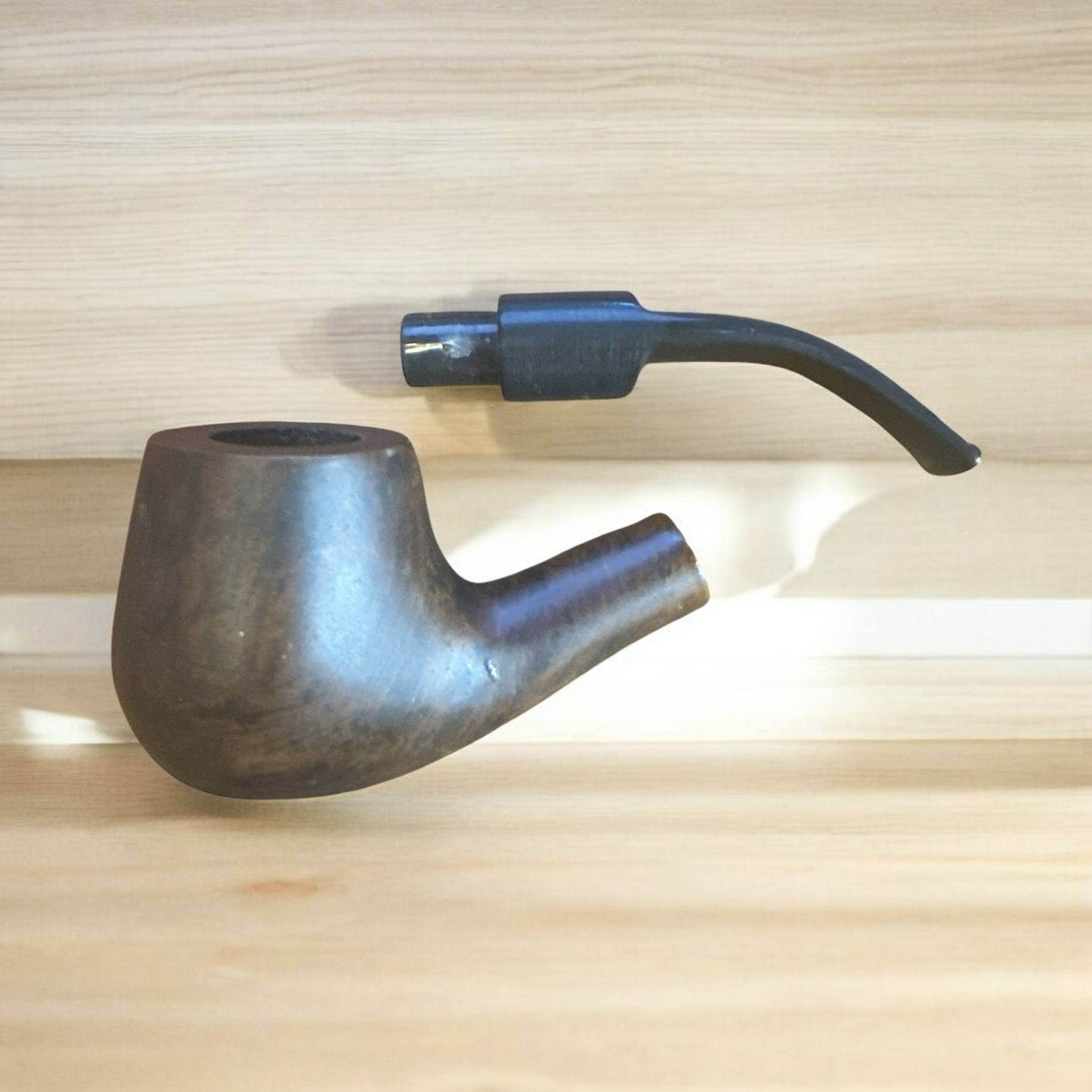 Brandy Träpipa – Walnut Brown Matte | Halvböjd Tobakspipa i Klassisk Design - Pipe-Shop.se