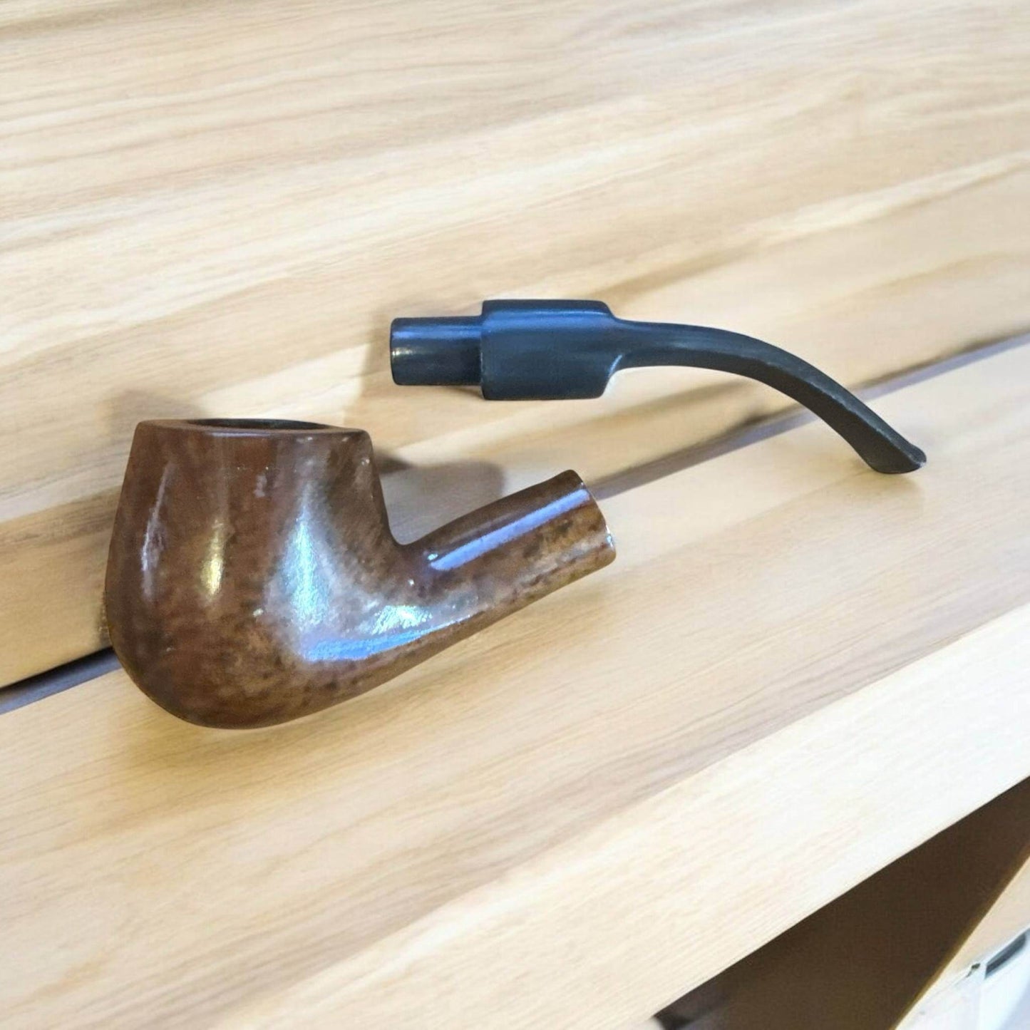Brandy Träpipa – Walnut Brown Polished | Klassisk Halvböjd Tobakspipa - Pipe-Shop.se