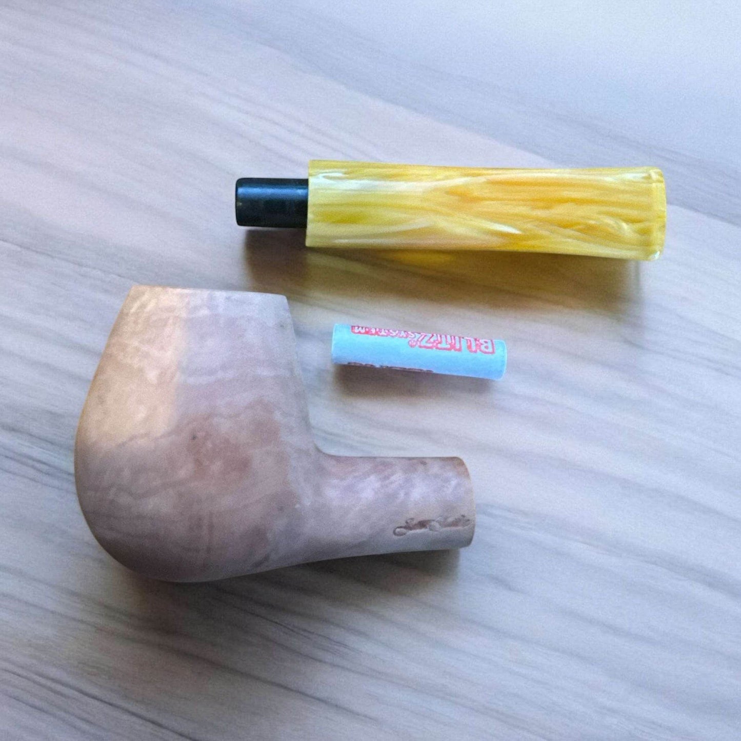 Jean-Claude Rak Briarpipa i Naturlig Briarrot med Gult Akrylmunstycke - Pipe-Shop.se