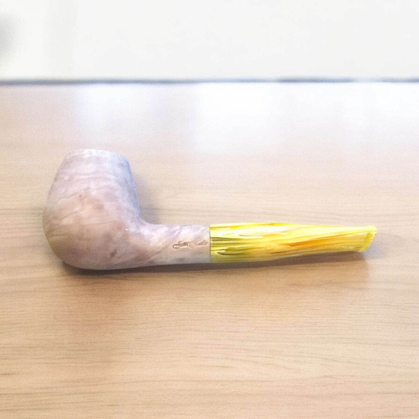 Jean-Claude Rak Briarpipa i Naturlig Briarrot med Gult Akrylmunstycke - Pipe-Shop.se