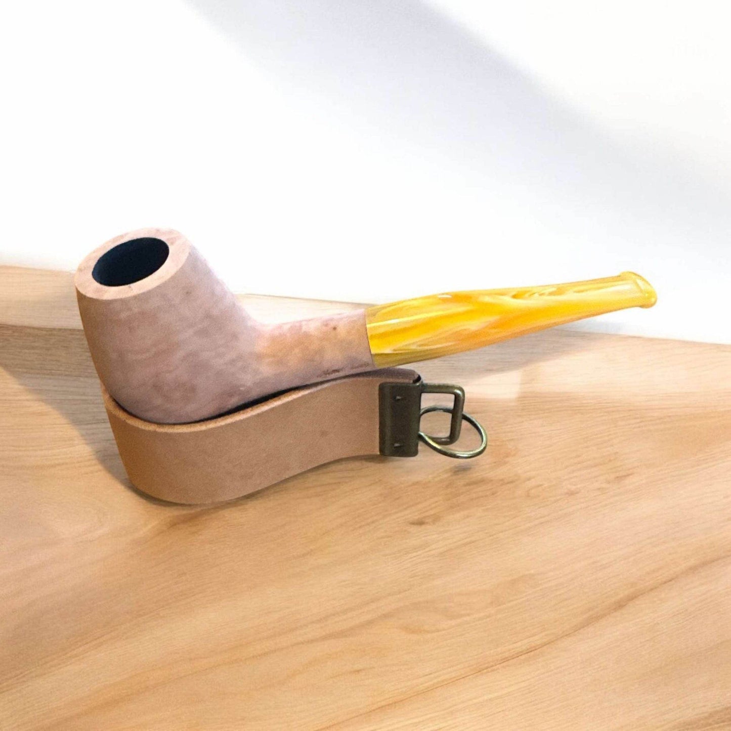 Jean-Claude Rak Briarpipa i Naturlig Briarrot med Gult Akrylmunstycke - Pipe-Shop.se