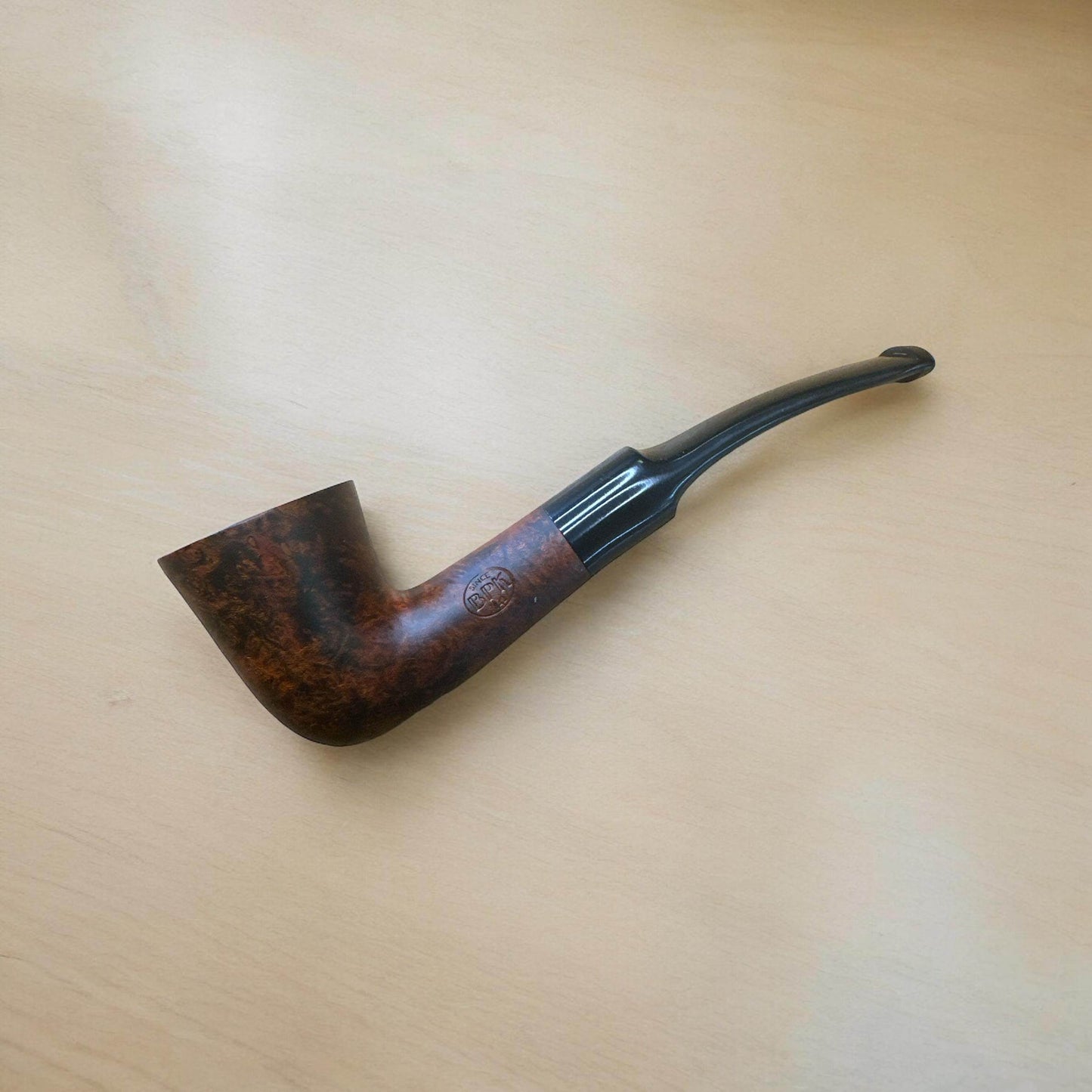 Kenvelo Pipa Böjd 6958 – Klassisk Design för Enastående Piprökning - Pipe-Shop.se
