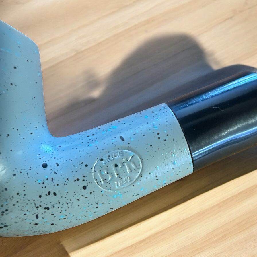 Pipa DOTS Grey/Black/Turquoise 7366 – Stilren 9 mm Filterpipa i Pearwood - Pipe-Shop.se