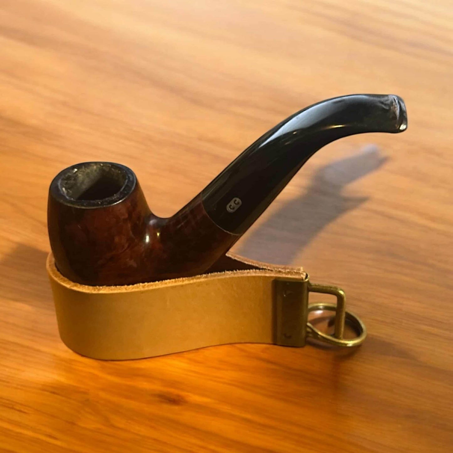 Pipställ i Vegetabiliskt Garvat Läder med Nyckelring – Praktiskt och Stilrent - Pipe-Shop.se