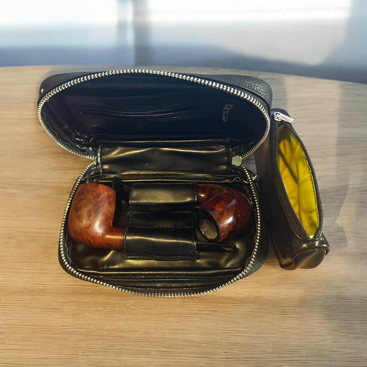 Pipväska i PU-läder – Stilfull och Praktisk Förvaring för Två Pipor, Tobaksförvaring och Tillbehör - Pipe-Shop.se