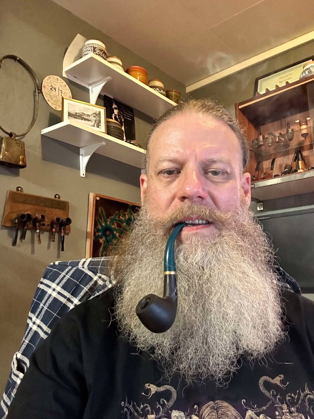 Roger på kontoret - rökandes en pipa