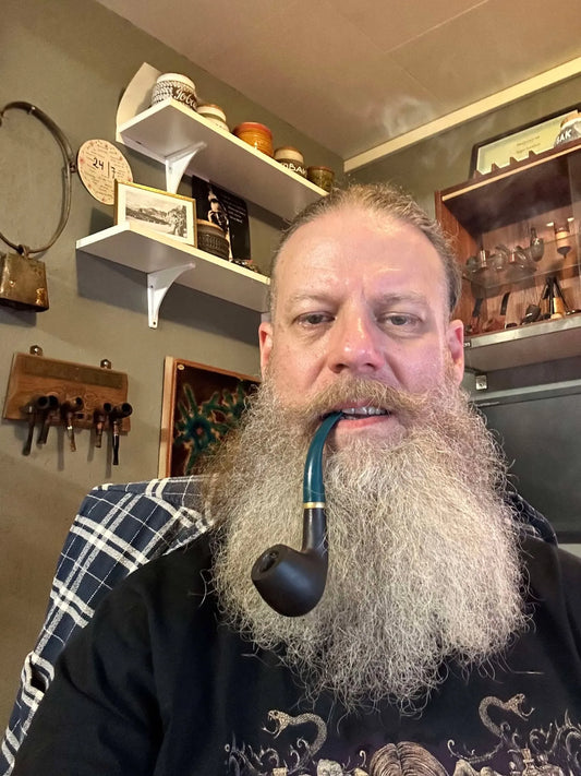 Roger på kontoret - rökandes en pipa
