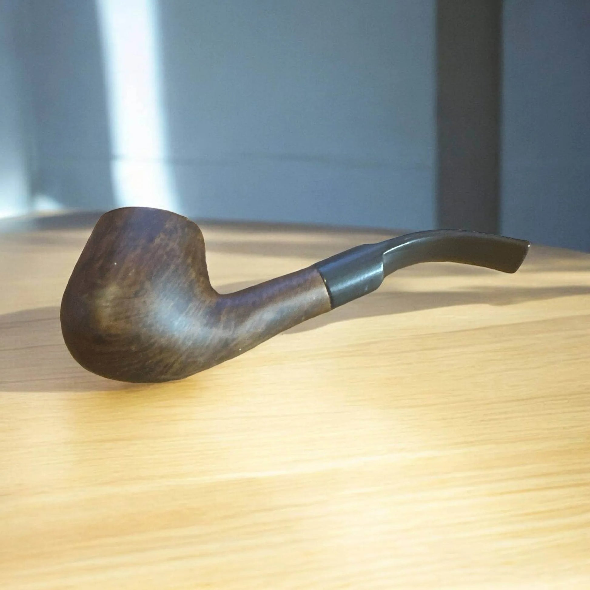 Brandy Träpipa – Walnut Brown Matte | Halvböjd Tobakspipa i Klassisk Design