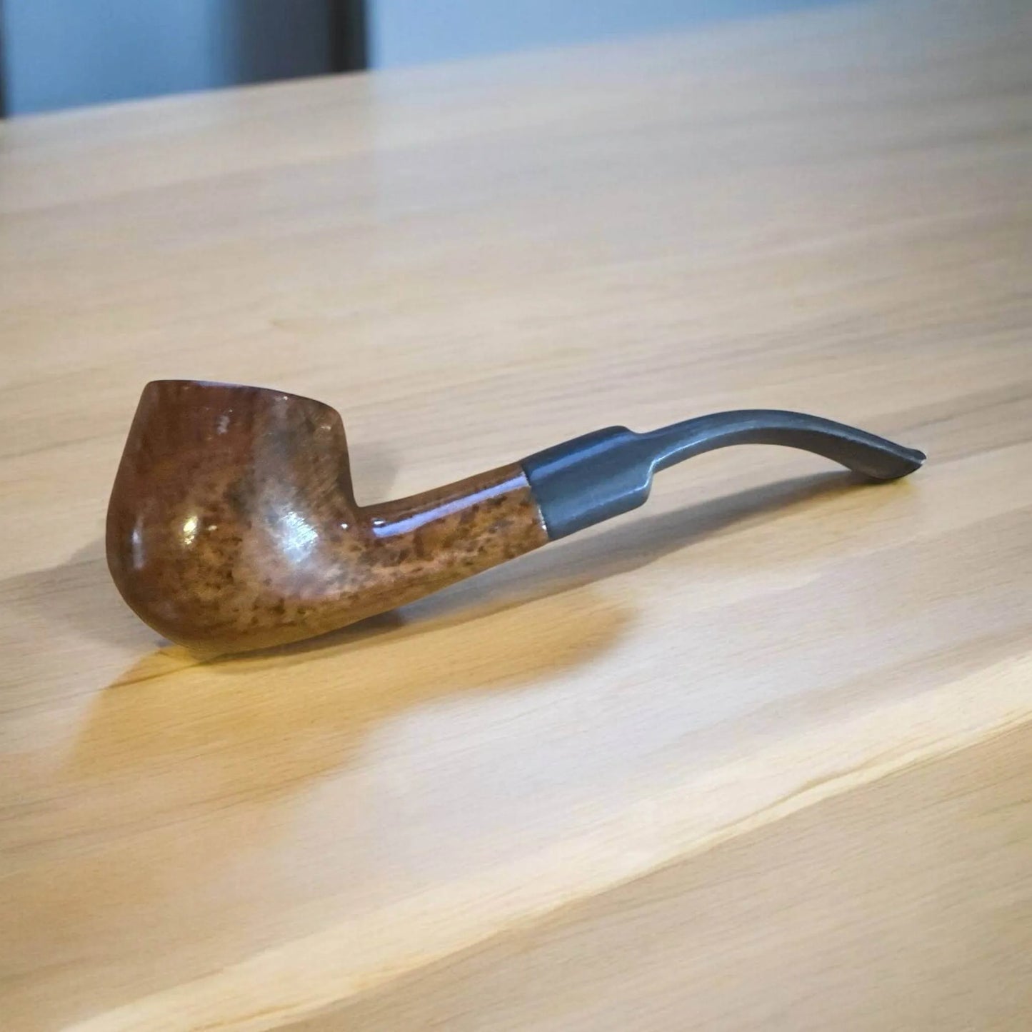 Brandy Träpipa – Walnut Brown Polished | Klassisk Halvböjd Tobakspipa