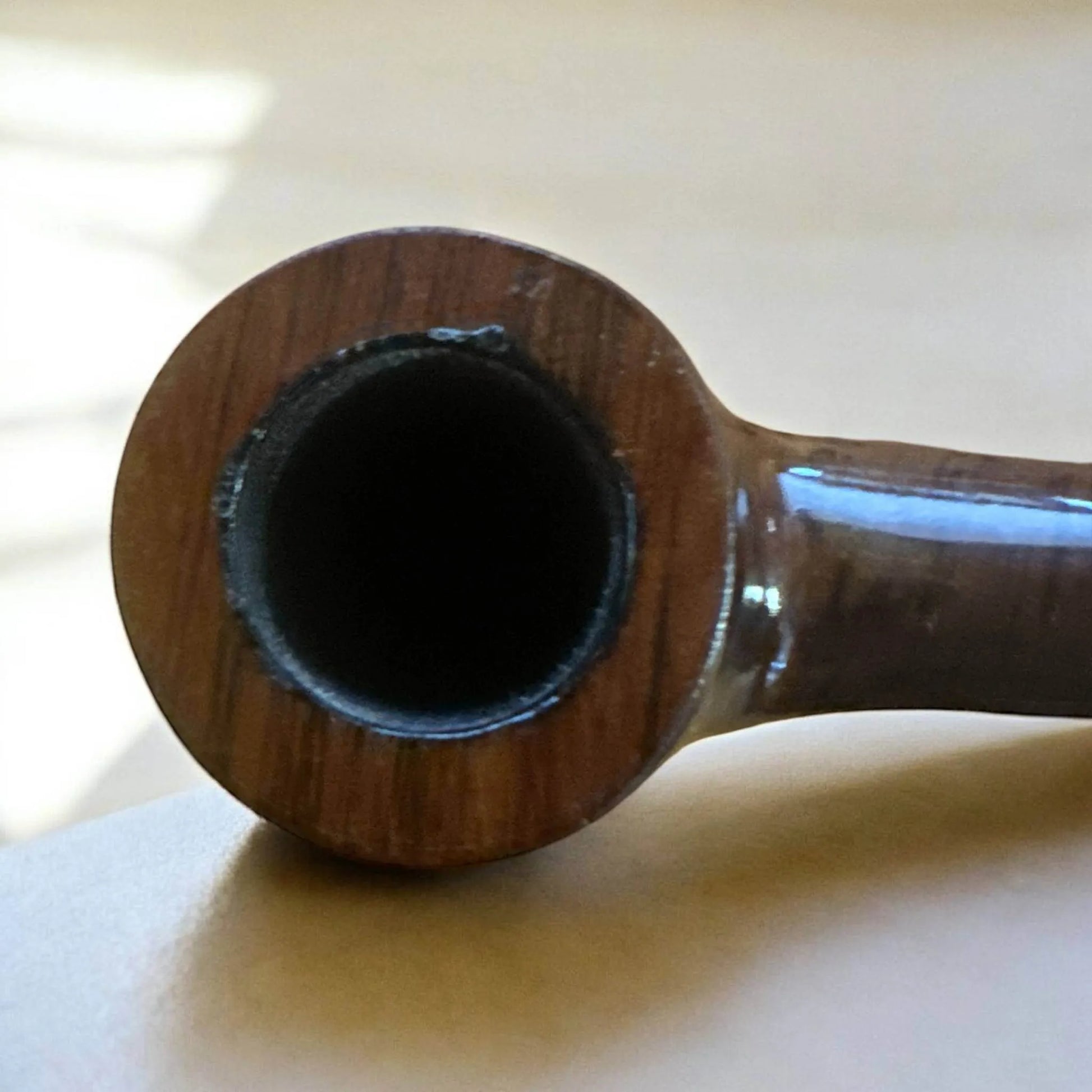 Brandy Träpipa – Walnut Brown Polished | Klassisk Halvböjd Tobakspipa