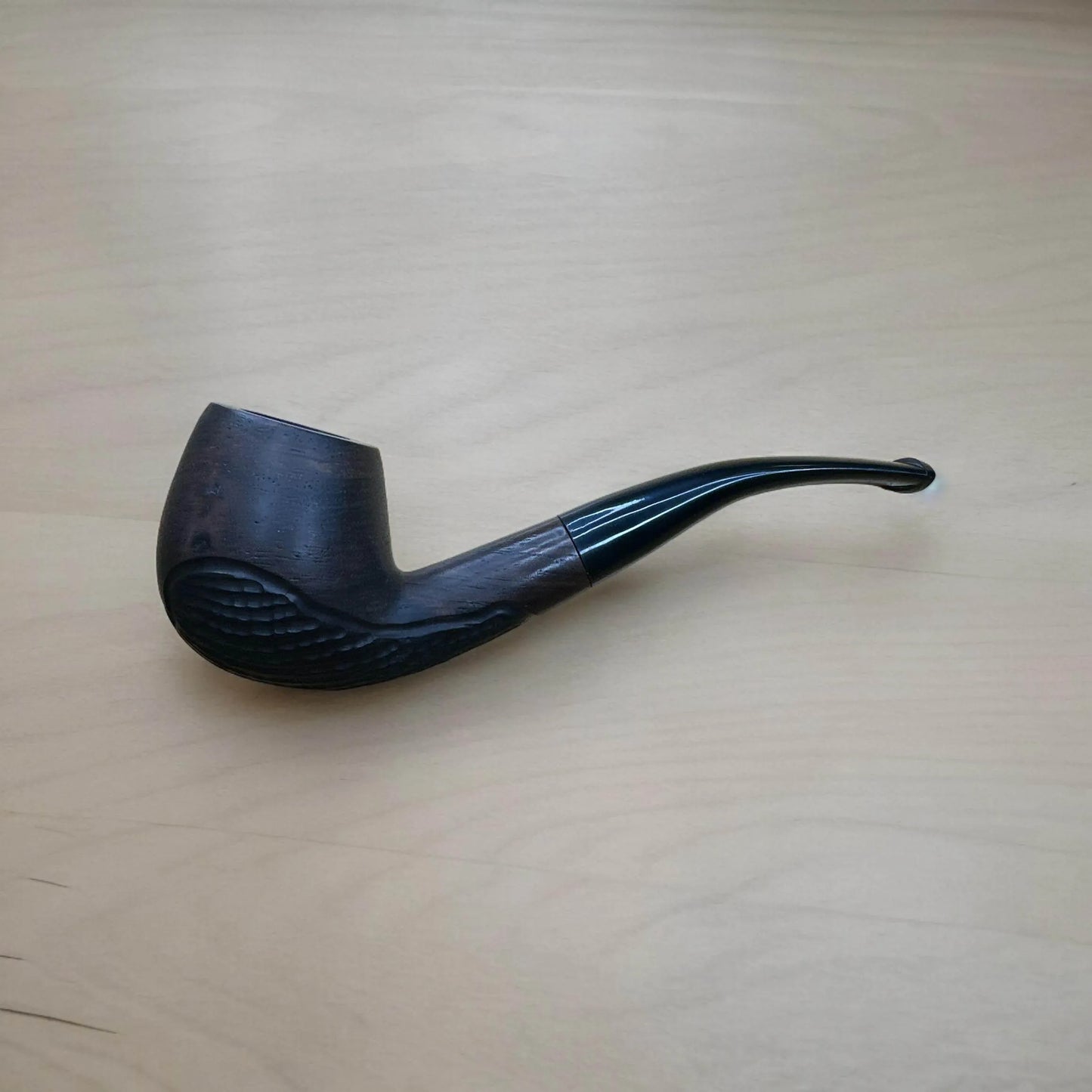 Klassisk Tobakspipa i Ebenholts – Elegans och Funktionalitet i ett