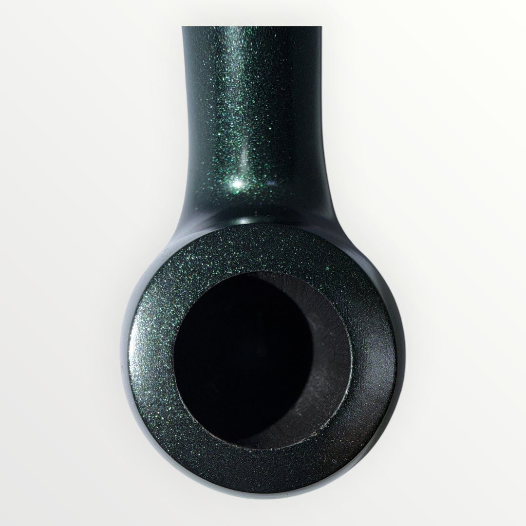 Närbild av pipkopp på Blitz Metallic Green Bent Apple med metallicgrön finish