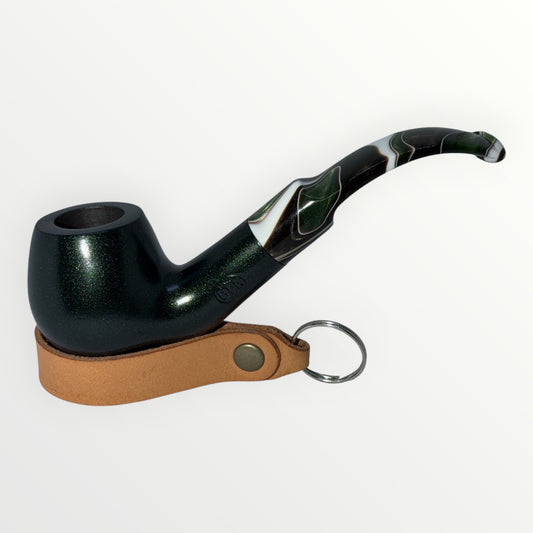 Blitz Metallic Green Bent Apple päronträpipa placerad i ett läderhållare för pipor.
