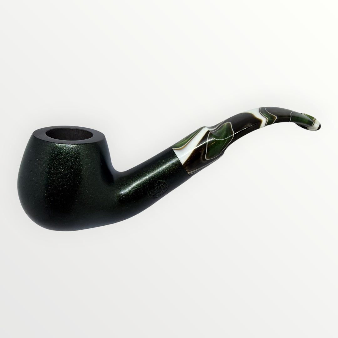 Närbild av pipkopp på Blitz Metallic Green Bent Apple med metallicgrön finish
