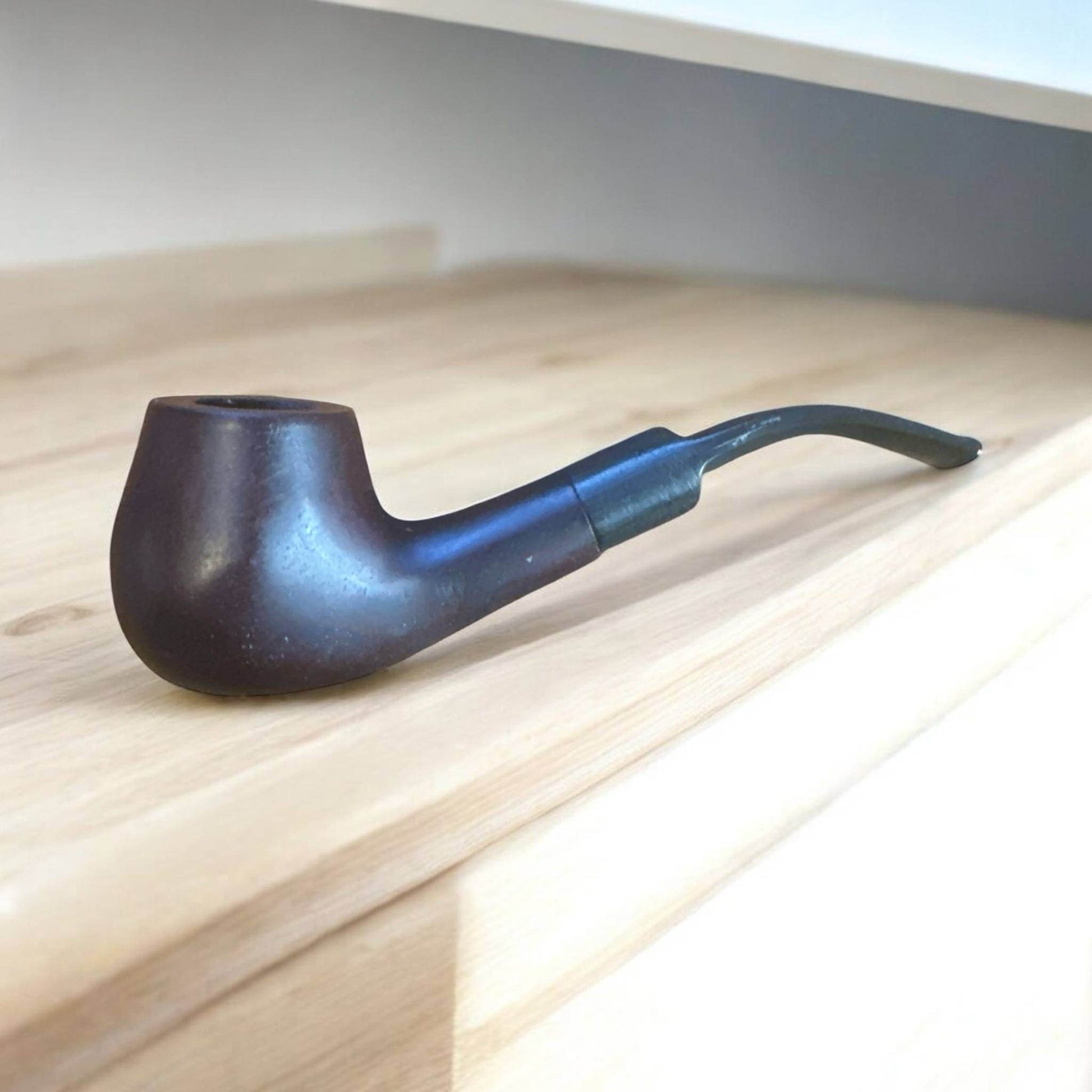 Brandy Träpipa – Rödbrun Matt | Halvböjd Tobakspipa i Klassisk Design - Pipe-Shop.se