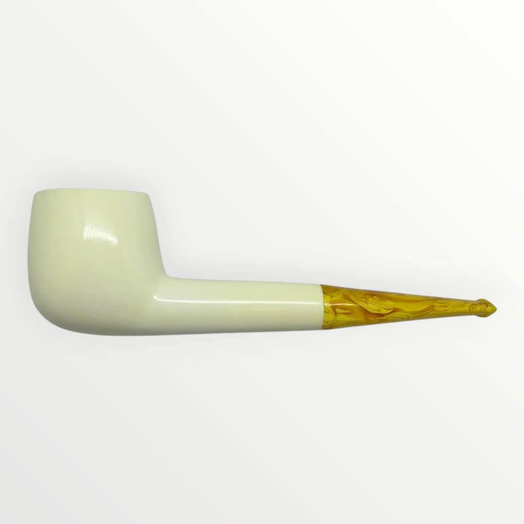 Handgjord sjöskumspipa i klassisk billiardform med bärnstensfärgat akrylmunstycke.