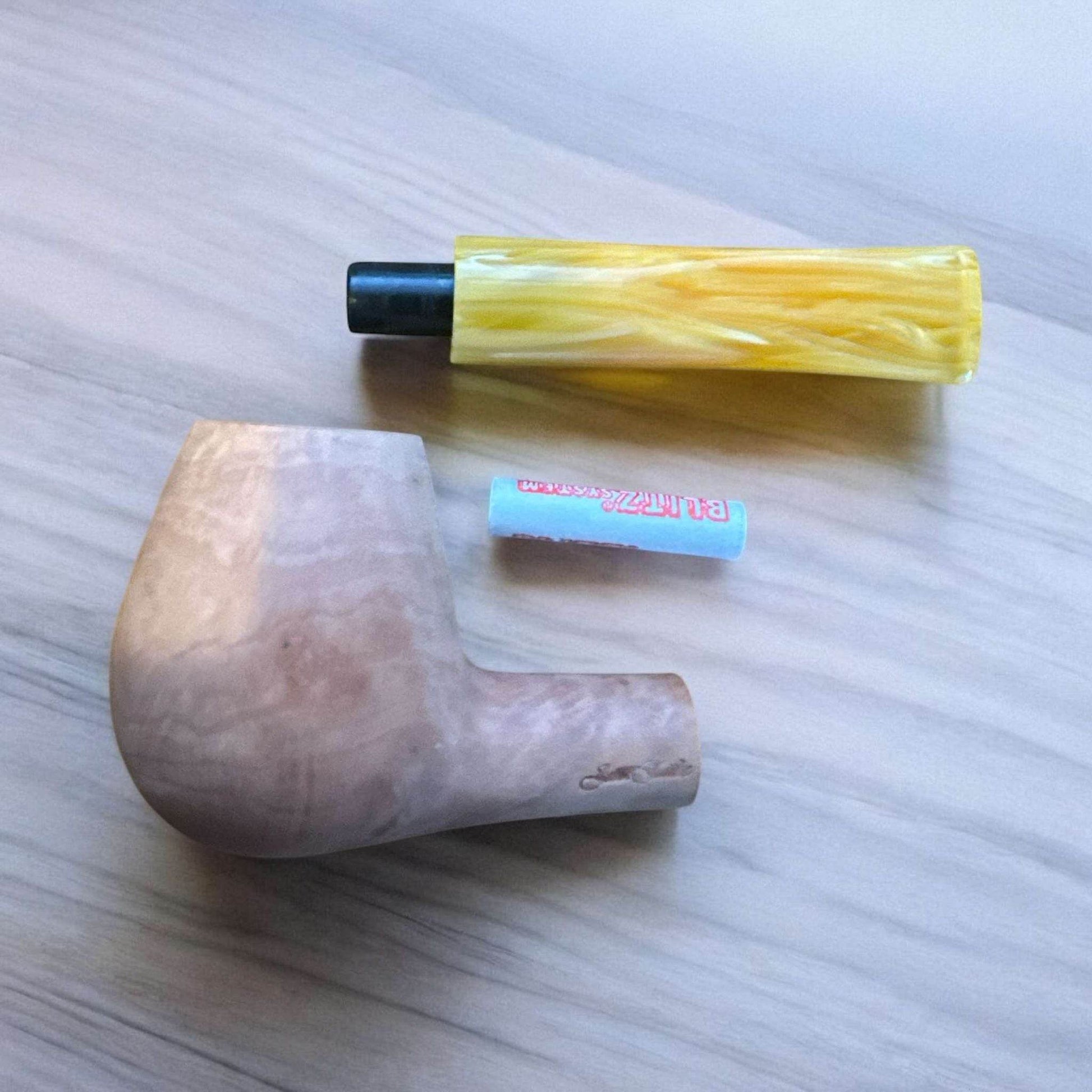 Jean-Claude Rak Briarpipa i Naturlig Briarrot med Gult Akrylmunstycke - Pipe-Shop.se