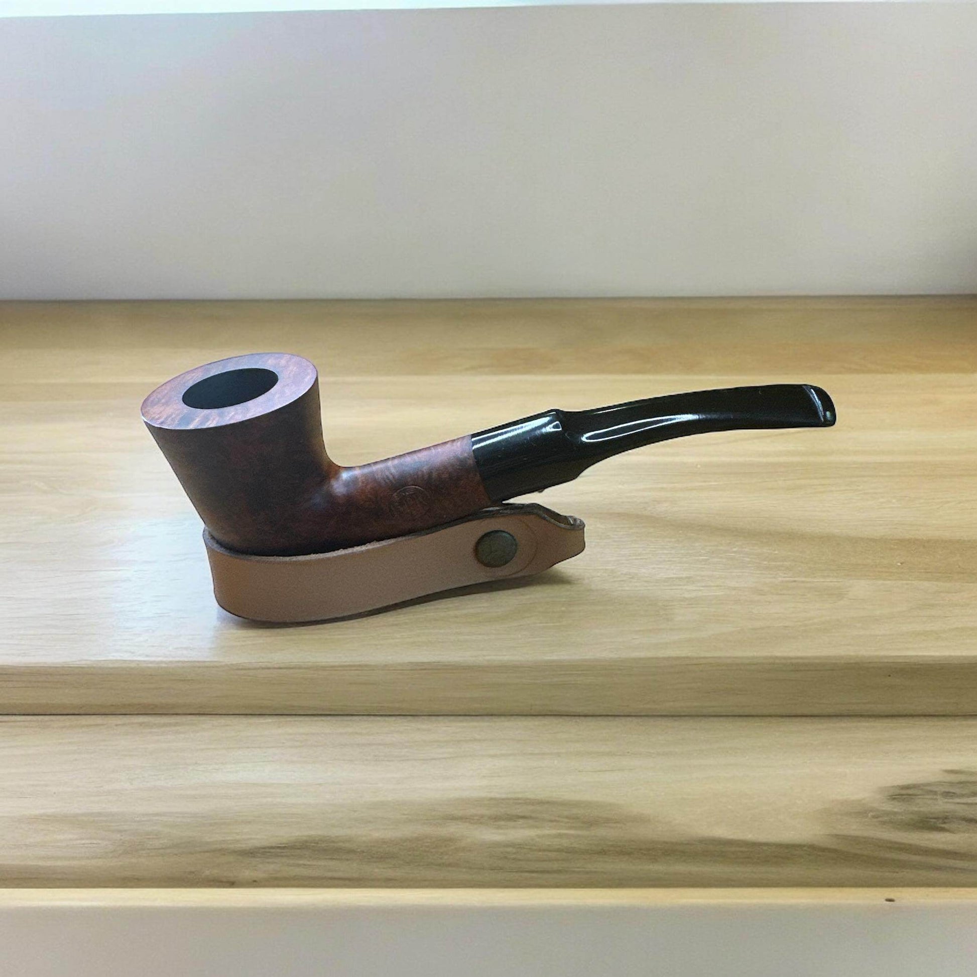 Kenvelo Pipa Böjd 6958 – Klassisk Design för Enastående Piprökning - Pipe-Shop.se
