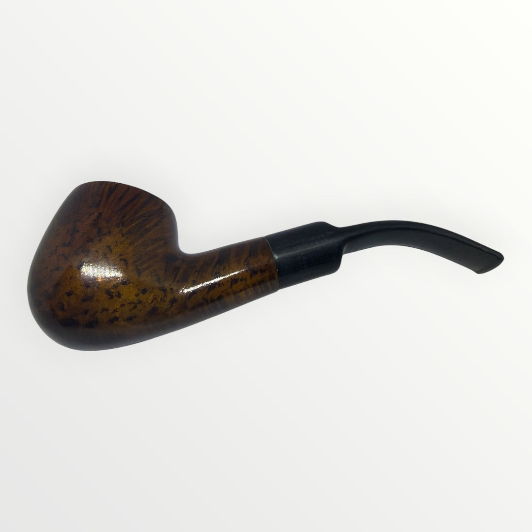 Klassisk Rhodesian Träpipa – Halvböjd (Walnut Brown & Red Polished)