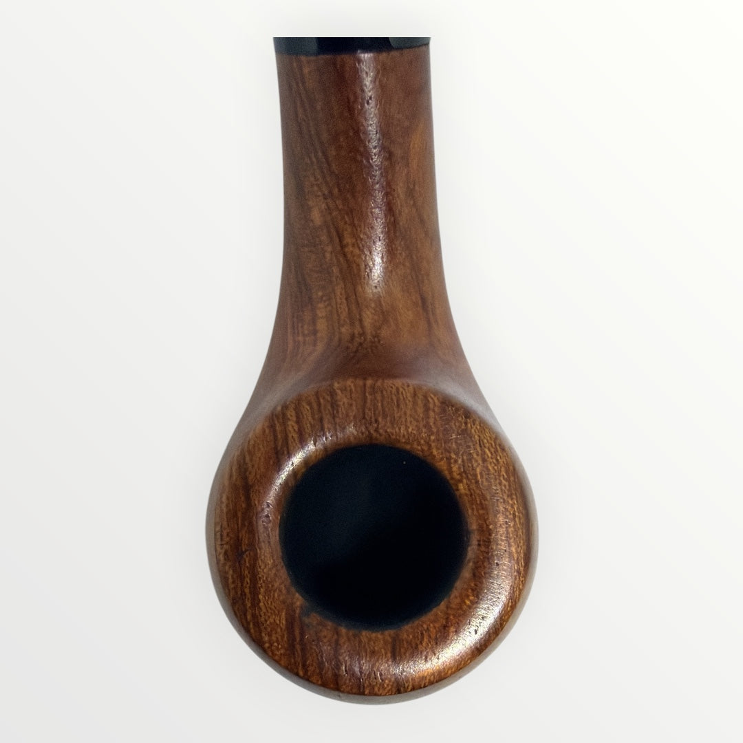Närbild av pipkopp på Sense Bent Apple briarpipa som visar den naturliga briarådringen